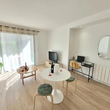 Paisible, Spacieux Avec Petit Jardin *
