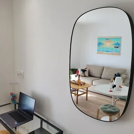 Apartment Paisible, Spacieux Avec Petit Jardin *
